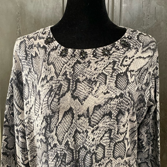 Jones of NY gray/blk snakeskin pattern sweater -Size Medium - Picture 4 of 10